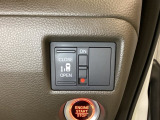 左側電動スライドドアは運転席からでも操作ができるように、ハンドル付近に開閉の操作スイッチが付いています。