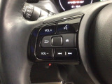 ステアリングにオーディオ操作スイッチが付いています。オーディオ画面に直接タッチしなくても操作が出来ますので、運転に集中できます。