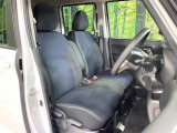 運転席まわりには十分なスペースがあり、大柄な方でもゆったり運転していただける環境です。