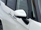 対向車や歩行者が認識しやすいサイドターンランプ付カラードドアミラー