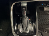 「e:HEV」は、モーター走行を中心にしながら電気エネルギーやエンジン動力を最も効率よく使い分けることができる賢いハイブリッドシステムです。サイドブレーキはスイッチ操作の電子制御パーキングブレーキです