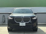 【BMWの伝統】BMWの特徴的な&ldquo;キドニーグリル&rdquo;は、80年以上続く伝統の形でございます。変わらないこだわりのデザインが、プレミアムブランド&ldquo;BMW&rdquo;を創り出します。