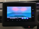 ギヤをR(バック)に入れるとナビの画面に後ろの映像が映るリアカメラ付です。後退時、コンディションが悪い視界でもカラーバックモニターがドライバーをサポートします。