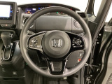 ハンドルにHondaセンシング系のクルーズコントロールやレーンキープアシストなどのスイッチと、オーディオの操作スイッチが装備されています。ハンドルから手を離さず安全に操作できます。