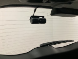 後方にもドライブレコーダーのカメラが付いています。前後両方でお車の周りを監視・記録いたします。