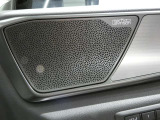【マークレビンソン】高級オーディオブランドである『Mark Levinson』のスピーカーを搭載しております。レクサスの静粛性に合わせチューニングを施すことで、臨場感のある音質を実現しております。