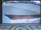 〔バックカメラ〕ギアをバックに入れると画面に自動的に後方映像が映し出され確認可能です。車庫入れなどの際に安全確認が出来て安心ですね。