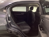 フラットな床と膝回りや頭上スペースなど十分な広さがあります。座り心地が良く、快適なドライブを楽しんでいただけます。
