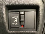 左側電動スライドドアは運転席からでも操作ができるように、ハンドル付近に開閉の操作スイッチが付いています。