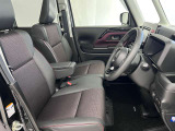 運転席も広くゆとりのある室内です