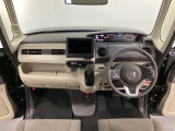車内は光触媒抗菌消臭施工済です。インパネ周りはスタイリッシュなデザインで機能や装備も充実しています。グローブボックスやカップホルダーのほかにトレーなどたくさんの収納スペースが付いています。