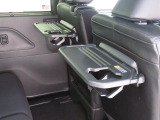 格納式シートバックテーブル付。車内での休憩がさらに快適になります。