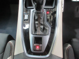 扱いやすい位置に配置されたシフトはCVTを採用☆滑らかでスムーズな走りが楽しめますよ♪パーキングブレーキはスイッチを引くだけで作動します♪