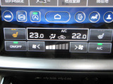 オートエアコンは左右席で独立温度コントロールが可能です。シートヒーター付きで、冷えた車内でもスイッチを押せば数秒で座面と背もたれがあたたかくなります。