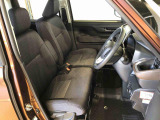 運転席の座面高さを調整できるシートリフターが付いています。フロントシートはベンチシートを採用で、座面も広く使い勝手もいいですよ♪