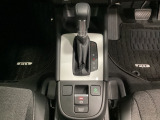 CVT車のセレクトレバーです。低速から高速まで、変速ショックのないスムーズな走りと、エンジン効率のよい領域を維持して燃費にも貢献します。サイドブレーキはスイッチ操作の電子制御パーキングブレーキです。