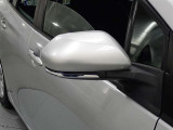 対向車や歩行者が認識しやすいサイドターンランプ付カラードドアミラー