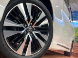 【純正18インチアルミホイール】外観にマッチした純正アルミホイールを装着しております。各種社外アルミホイールや、スタッドレスタイヤも取扱いしております。是非ご相談くださ