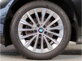 【BMWアロイホイル】軽量かつ強度に拘ったアロイホイル。走行性能ポテンシャルを引き出す設計。車の足元を引き締めてくれる大きなポイントはアロイホイルです。