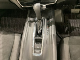 CVT車のセレクトレバーです。低速から高速まで、変速ショックのないスムーズな走りと、エンジン効率のよい領域を維持して燃費にも貢献します。サイドブレーキはスイッチ操作の電子制御パーキングブレーキです。