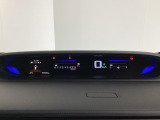 中央にデジタル表示のスピードメーターを配したハイブリット専用メーターになっています。左側のインフォメーション画面で燃費などの情報を確認できます。