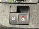 指先だけで簡単に操作が可能な電動パーキングブレーキを採用。「HOLD」スイッチを押すと、渋滞や信号待ちなどでブレーキペダルから足を離しても、ブレーキを保持するので安心です