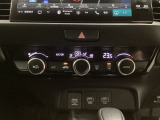 オートエアコンがついてますので、お好みの温度をセットするだけで風の強さや風量を自動で調整します。スイッチやダイヤル類も簡単操作で快適に過ごせます。