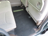 【後部座席のフロアマット】後部座席も純正フロアマット付きです。こちらも大きなスレや傷、汚れなどなくこちらも綺麗な状態です。