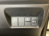 ハンドルの右側にはヘットライトリベライザーとHondaセンシング用のVSA解除スイッチなどがついています。ヘッドライトリベライザーは道路状況や積荷の加重に応じてライトの高さを調節できます。