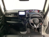 車内は光触媒抗菌消臭施工済です。インパネ周りはスタイリッシュなデザインです。グローブボックスやカップホルダーのほかにトレーなどたくさんの収納スペースが付いています。