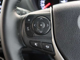 ステアリングスイッチ付き。前方から目を離すことなく操作することが可能です。