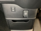 アクセサリーソケットはUSBのアダプターなどをつければ、スマホの充電にも使えます。横にはナビゲーション用の外部入力可能なUSB端子がついており、周辺には物が置けるボックスがついています。