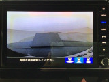 【バックカメラ】運転が苦手な方も車庫入れラクラクです!ギアをリバースに入れれば自動的に切り換わりますので、面倒な操作は不要です♪狭い駐車場もお車を傷つけず安心ですね!