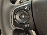 ステアリングスイッチがついていますので、オーディオのチャンネル変更、ボリューム、ジャンル変更が操作可能です。ハンドルから手を離さず安全に操作できます。