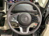 ハンドルにHondaセンシング系のクルーズコントロールやレーンキープアシストなどのスイッチと、オーディオの操作スイッチが装備されています。ハンドルから手を離さず安全に操作できます。