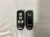 スマートキー付きですからドアロックの開閉およびエンジンスタートが楽々です。電動スライドドアの開け閉めもボタンで操作できます。スペアキーも同じものを用意しております。