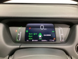 デジタル表示のスピードメーターとタコメーター、燃費やオドメーターなどの表示の他に、ホンダセンシング機能などの表示もできる多機能なマルチインフォメーション・ディスプレイです。