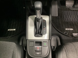 CVT車のセレクトレバーです。低速から高速まで、変速ショックのないスムーズな走りと、エンジン効率のよい領域を維持して燃費にも貢献します。サイドブレーキはスイッチ操作の電子制御パーキングブレーキです。