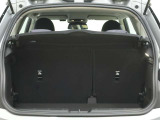 全面をファブリック処理したトランクルームはリアシートを倒す事でラゲージスペースの拡大が可能です。