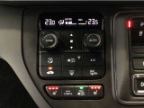 オートエアコンは左右席で独立温度コントロールが可能です。運転席はキンキンに冷やして助手席はマイルドにと言った設定が可能です☆暑さ寒さでケンカすることもなくなりますね♪