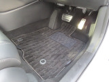 【フロントのフロアマット】前席は純正フロアマット付きです。大きな汚れもなく、使用感も少なめで綺麗な状態です。
