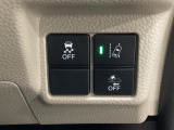 Hondaセンシング用の、VSA(ABS+TCS+横滑り抑制)解除と路外逸脱抑制機能のオンオフスイッチなどはハンドルの右側に装備しています。