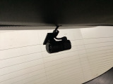 後方にもドライブレコーダーのカメラが付いています。前後両方でお車の周りを監視・記録いたします。