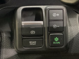 セレクトレバーの右に電子制御パーキングブレーキがあります。スイッチひとつで、停車した地点の傾斜などをシステムが検知・判断してブレーキ力を自動的に最適制御し、しっかり停車できるパーキングシステムです。