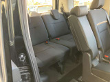 3列目もしっかり座れる、シートも綺麗な状態です!3列目用のテーブルやUSB端子も装備されています。