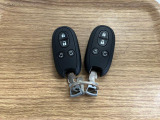 【スマートキー】 スマートキーを携帯していれば、ドアハンドルのボタンを押してロックの解除ができ、パワースライドドアもワンタッチで開閉できます。