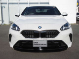 BMWと言えば特徴的なキドニーグリル。ダイナミックなフロントマスクを演出します。