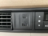 エアコン操作パネルの左側に、スマートフォンなどの充電可能なUSB端子と、音源などの外部入力の可能なUSB端子がついています。移動中に充電もできるので便利です。