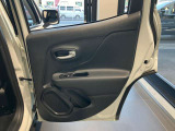 Jeepのお車は、ドアに厚みがあり安全性が高く作られております。