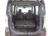 セカンドシートを倒すとさらに広々のラゲッジスペース